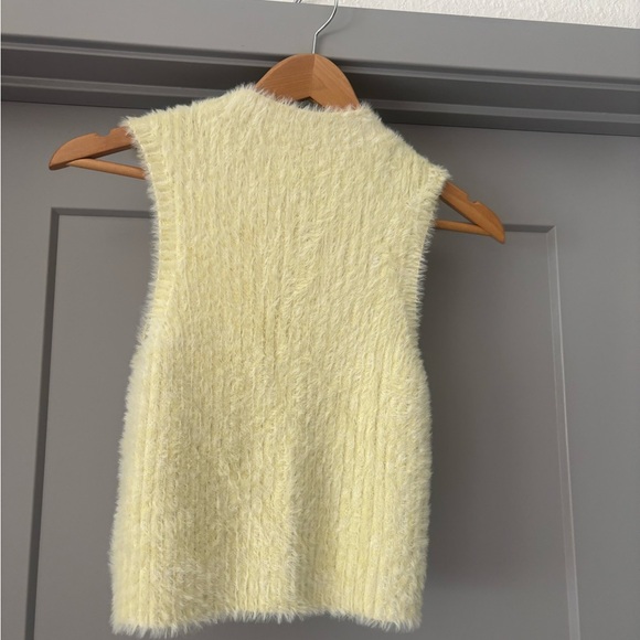 Baby yellow sleeveless sweater - Picture 3 of 3